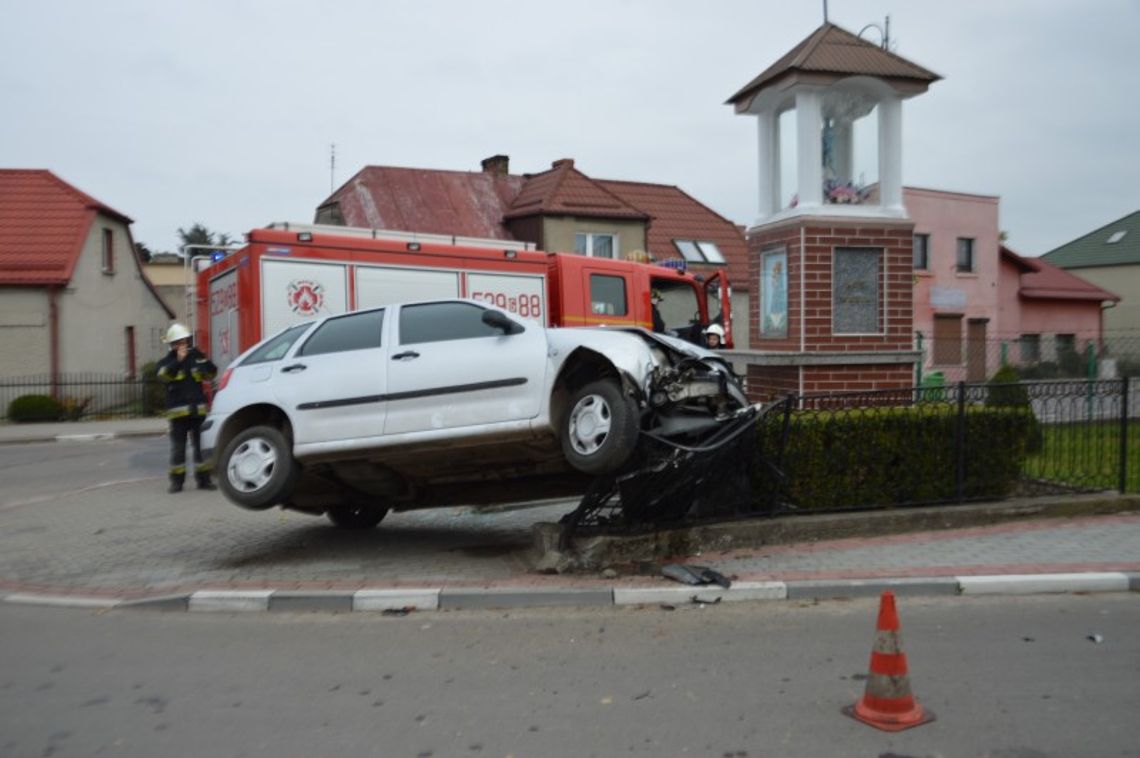 ZDJĘCIA: Auto staranowało płot od kapliczki ZDJĘCIA: Auto staranowało płot od kapliczki