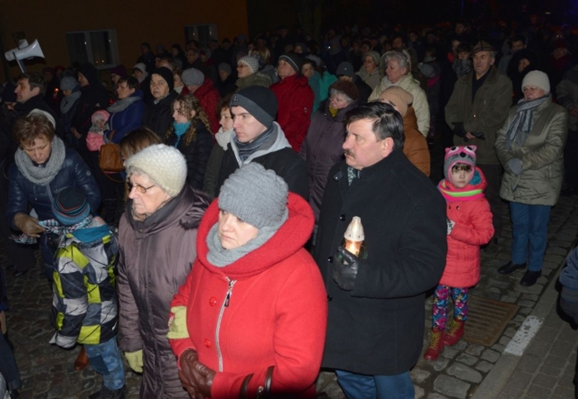 ZDJĘCIA: Droga Krzyżowa. Mieszkańcy przeszli ulicami Zblewa ZDJĘCIA: Droga Krzyżowa. Mieszkańcy przeszli ulicami Zblewa