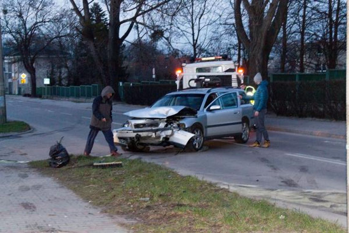 ZDJĘCIA Dwie osoby trafiły do szpitala. Wypadek na ul. Pelplińskiej ZDJĘCIA Dwie osoby trafiły do szpitala. Wypadek na ul. Pelplińskiej