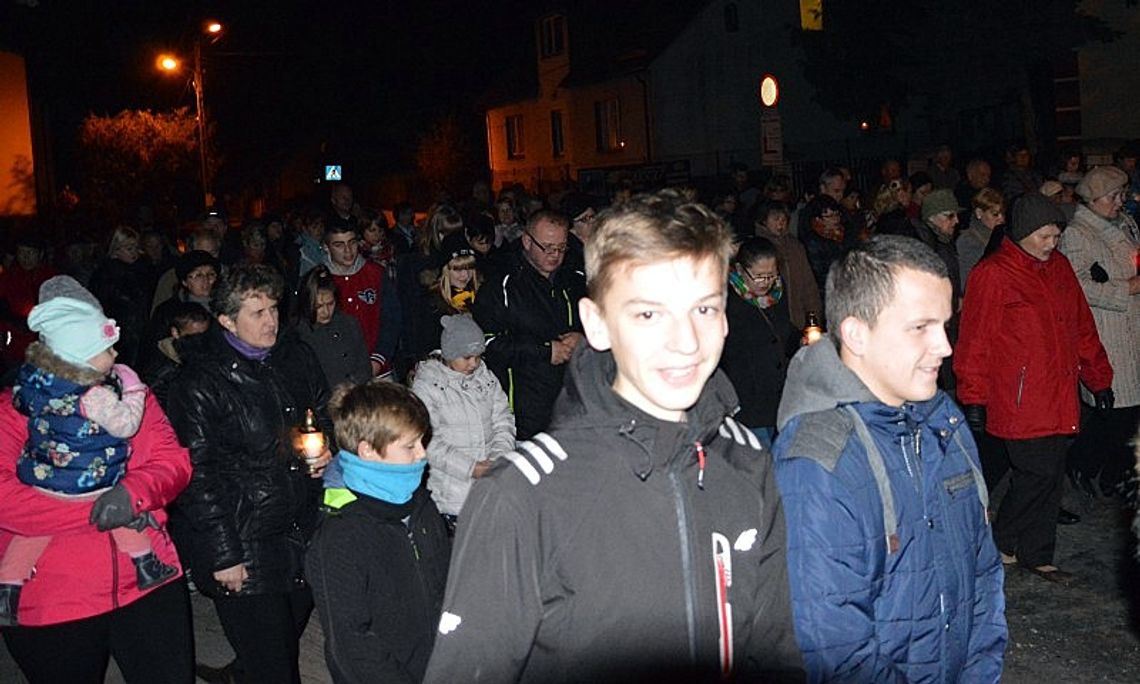 ZDJĘCIA: Mieszkańcy wzięli udział w niezwykłym różańcu ZDJĘCIA: Mieszkańcy wzięli udział w niezwykłym różańcu