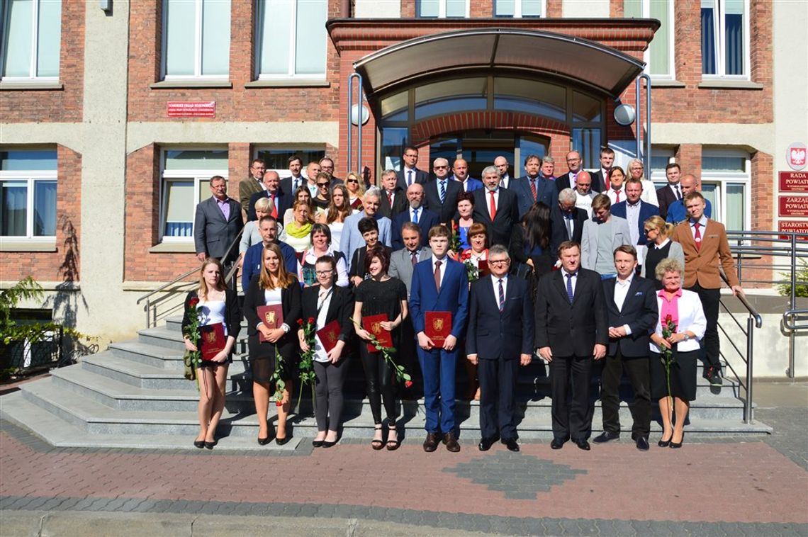 ZDJĘCIA: Najlepsi absolwenci szkół ponadgimnazjalnych nagrodzeni przez radnych powiatu