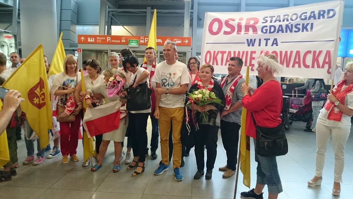 ZDJĘCIA: Oktawia Nowacka wylądowała w Polsce! Witają ją między innymi starogardzianie