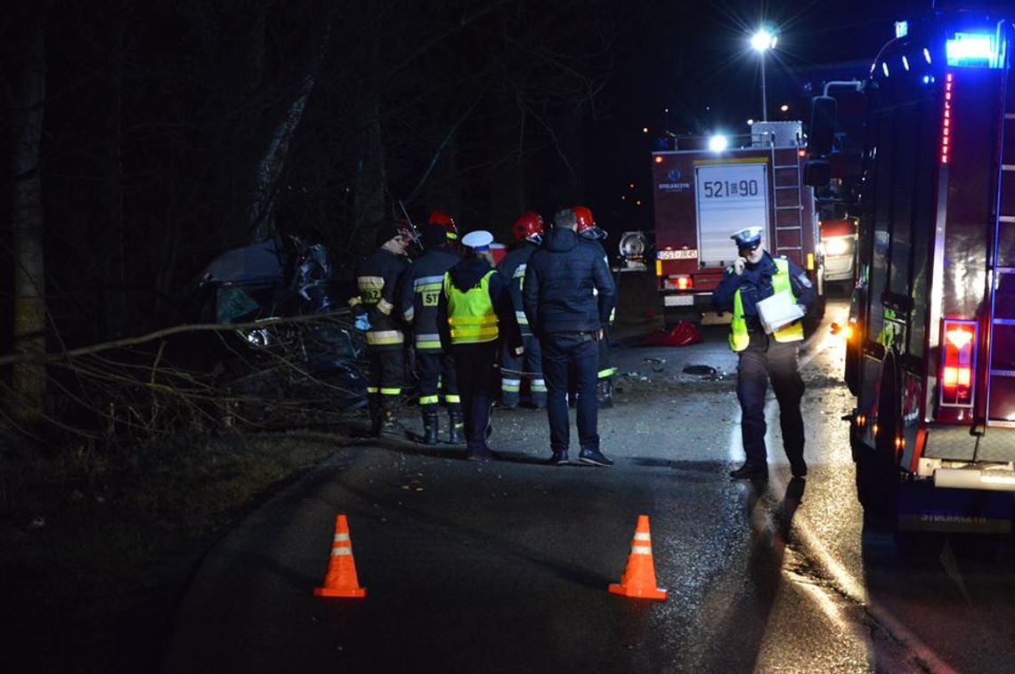 ZDJĘCIA: Poważny wypadek! Kierowca zmarł na miejscu, droga zablokowana ZDJĘCIA: Poważny wypadek! Kierowca zmarł na miejscu, droga zablokowana