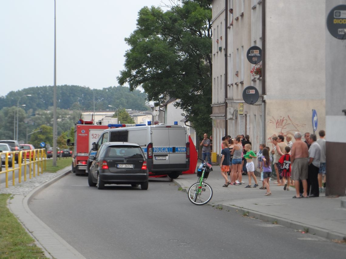 ZDJĘCIA Śmierć w centrum miasta - co było przyczyną? ZDJĘCIA Śmierć w centrum miasta - co było przyczyną?
