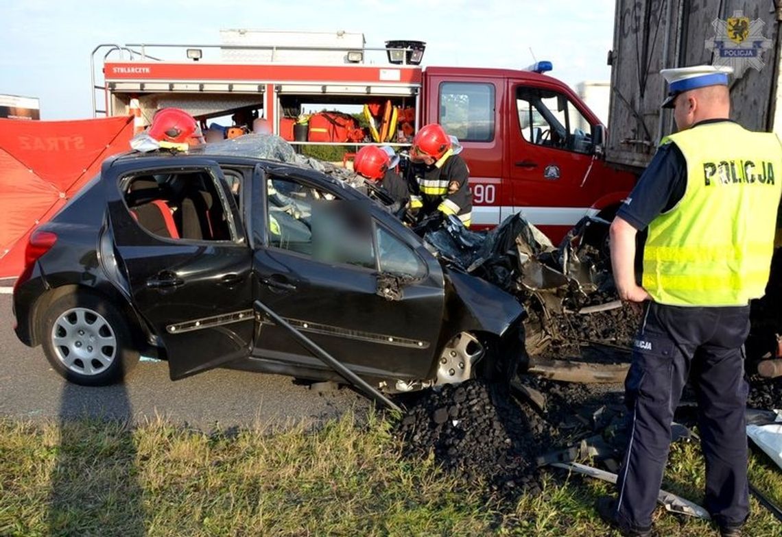 ZDJĘCIA Śmiertelny wypadek na A1. Zginęła kierująca samochodem osobowym