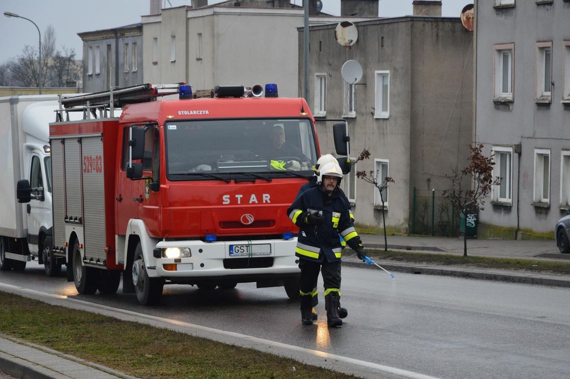 ZDJĘCIA: Strażacy usuwają plamę oleju z ulic w centrum miasta ZDJĘCIA: Strażacy usuwają plamę oleju z ulic w centrum miasta