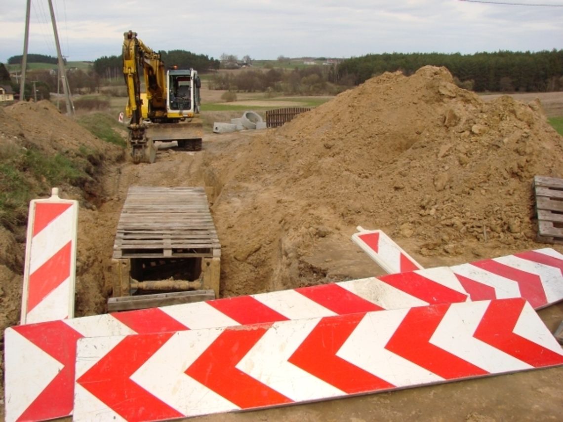 ZDJĘCIA. Tragedia na budowie. Pracownik zginął przysypany ziemią