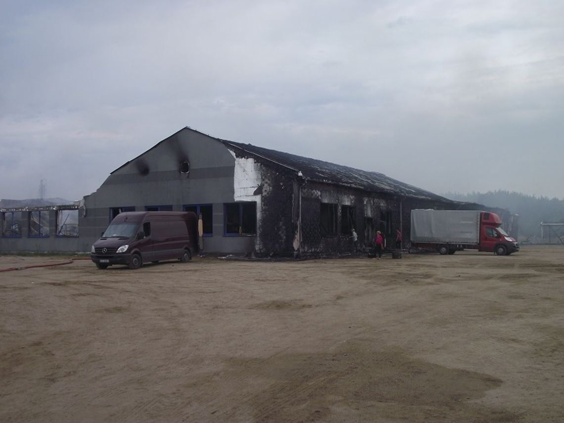 ZDJĘCIA: Wielki pożar zakładu produkcji mebli ZDJĘCIA: Wielki pożar zakładu produkcji mebli