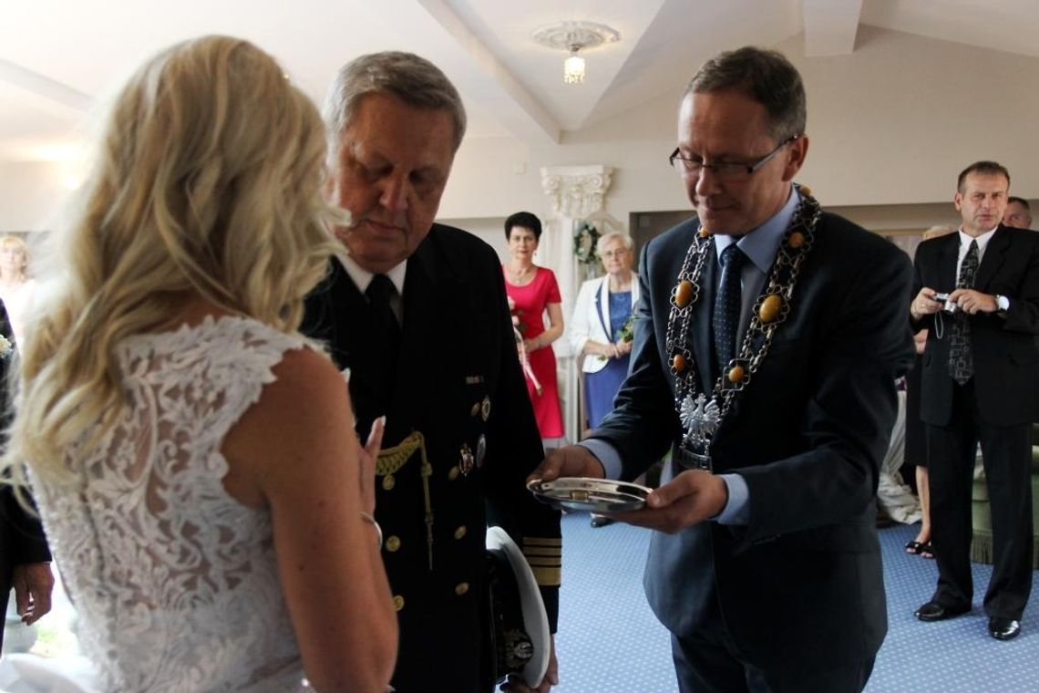 ZDJĘCIA: Wyjątkowy ślub. Prezydent udzielił pierwszego w swojej karierze ślubu 