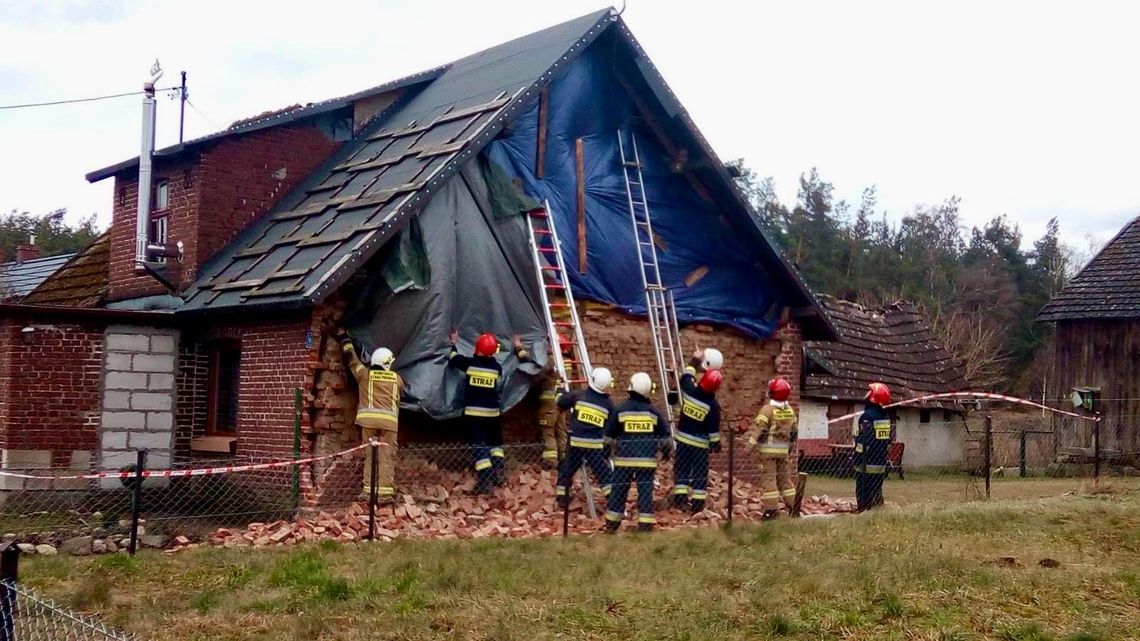 Zerwane dachy, połamane drzewa i uszkodzone linie energetyczne. Straż interweniowała ponad 100 razy