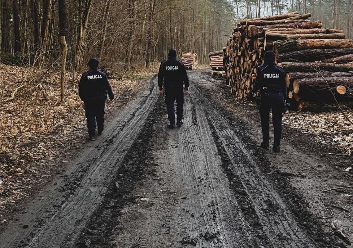 Zgubili się w lesie szukając psa. Zostali odnalezieni dzięki szybkiej reakcji policjantów