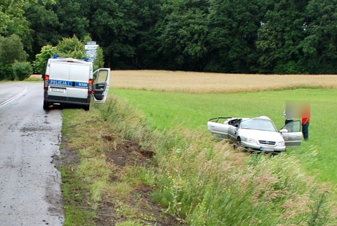 Zjechał z drogi i dachował – groźny wypadek w Janinie