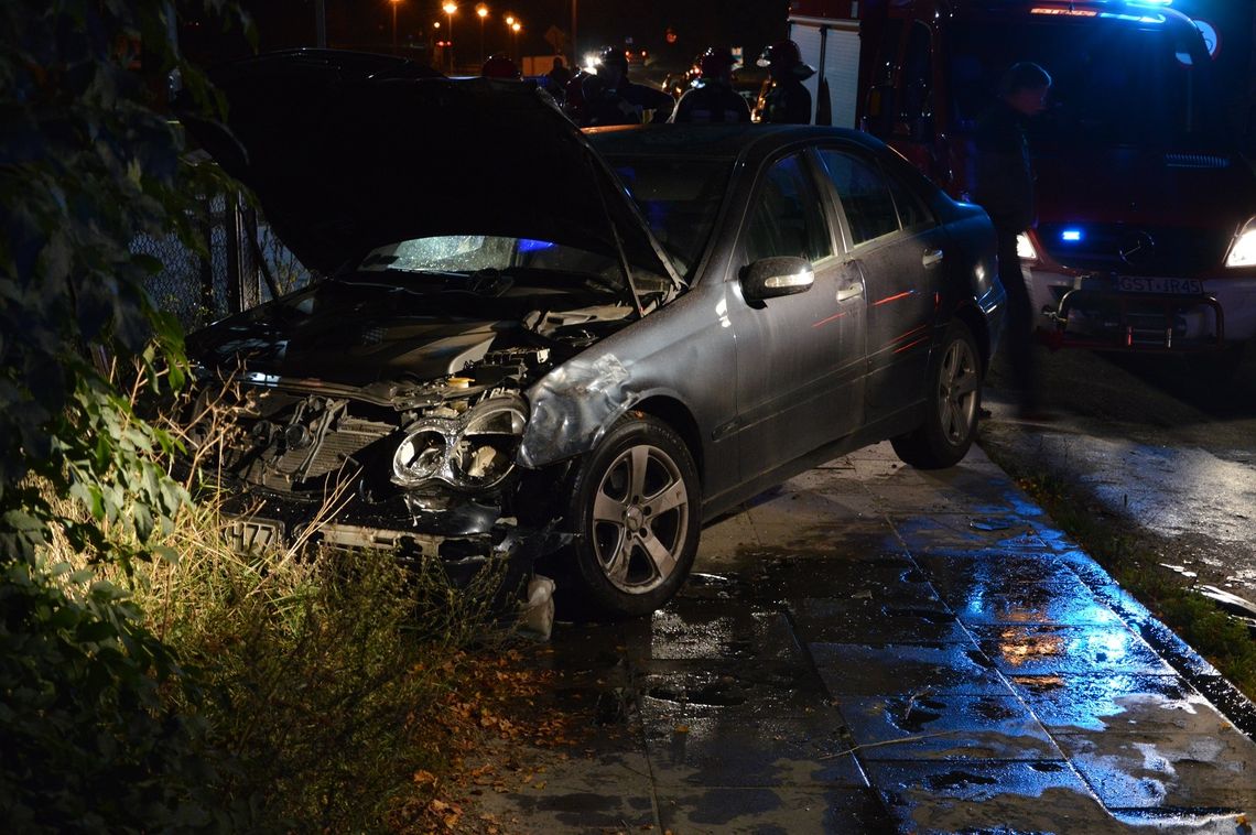 Zjechał z drogi i uderzył w płot. Kolizja na DW 222 w miejscowości Kokoszkowy Zjechał z drogi i uderzył w płot. Kolizja na DW 222 w miejscowości Kokoszkowy