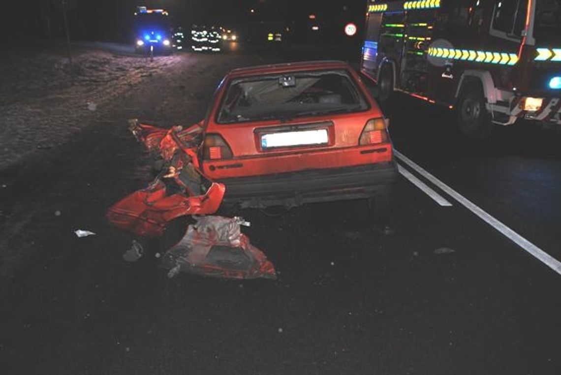 Zmiażdżone auto, 3 osoby w szpitalu. Zderzenie czołowe w Dąbrowie 