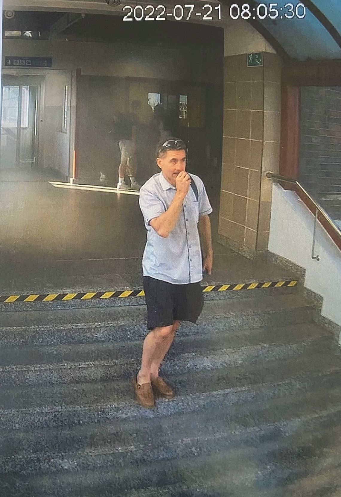Zniszczył szyby klatki schodowej na stacji PKP w Tczewie. Poznajesz tego mężczyznę ?
