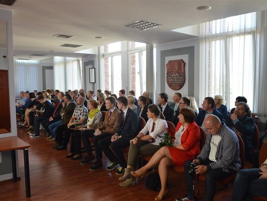 Najlepsi absolwenci szkół ponadgimnazjalnych nagrodzeni przez radnych powiatu