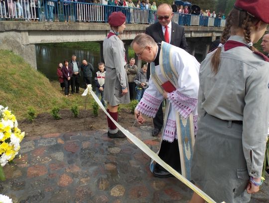 Uroczystośc odsłonięcia obelisku upamiętniającego wizytę św. Jana Pawła II w gm. Zblewo