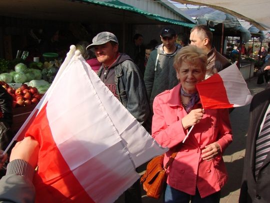 Prezydent miasta rozdawał flagi na miejskim targowisku