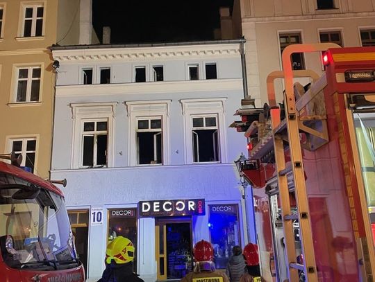 Groźny pożar kamienicy przy Placu Hallera w Tczewie Trzy osoby przewieziono do szpitala